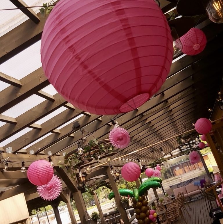 Käytiin vähän kesäjuhlia toteuttamassa. Toiveissa oli pinkkiä rantateemaa.