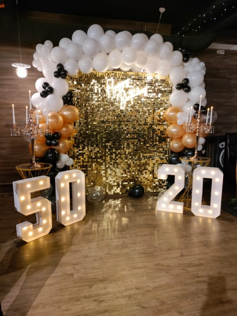 kuvausseinä kultainen paljetti