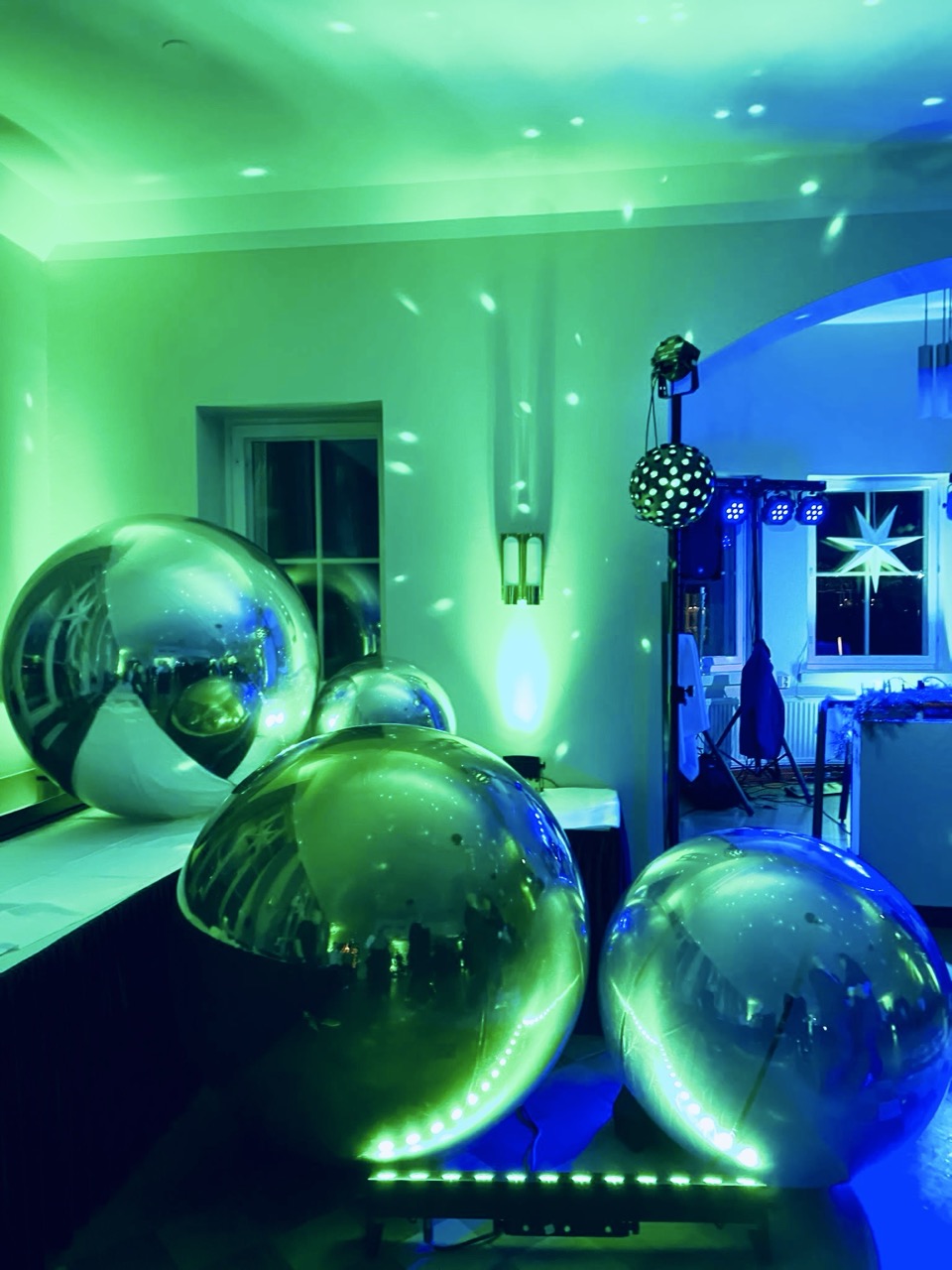 ilmalla täytettävä peilipallo vuokraus