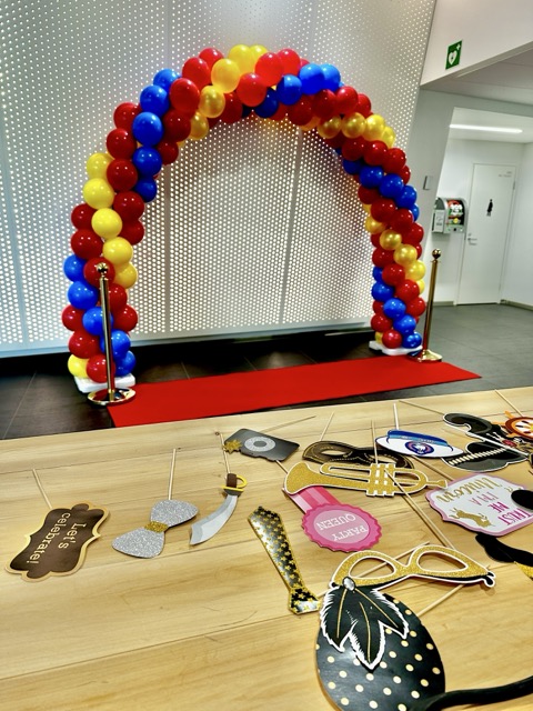 Ilmapallokaari toimii myös kuvausseinänä. Tässä pallokaari on yrityksen perhetapahtumassa kuvausseinänä.