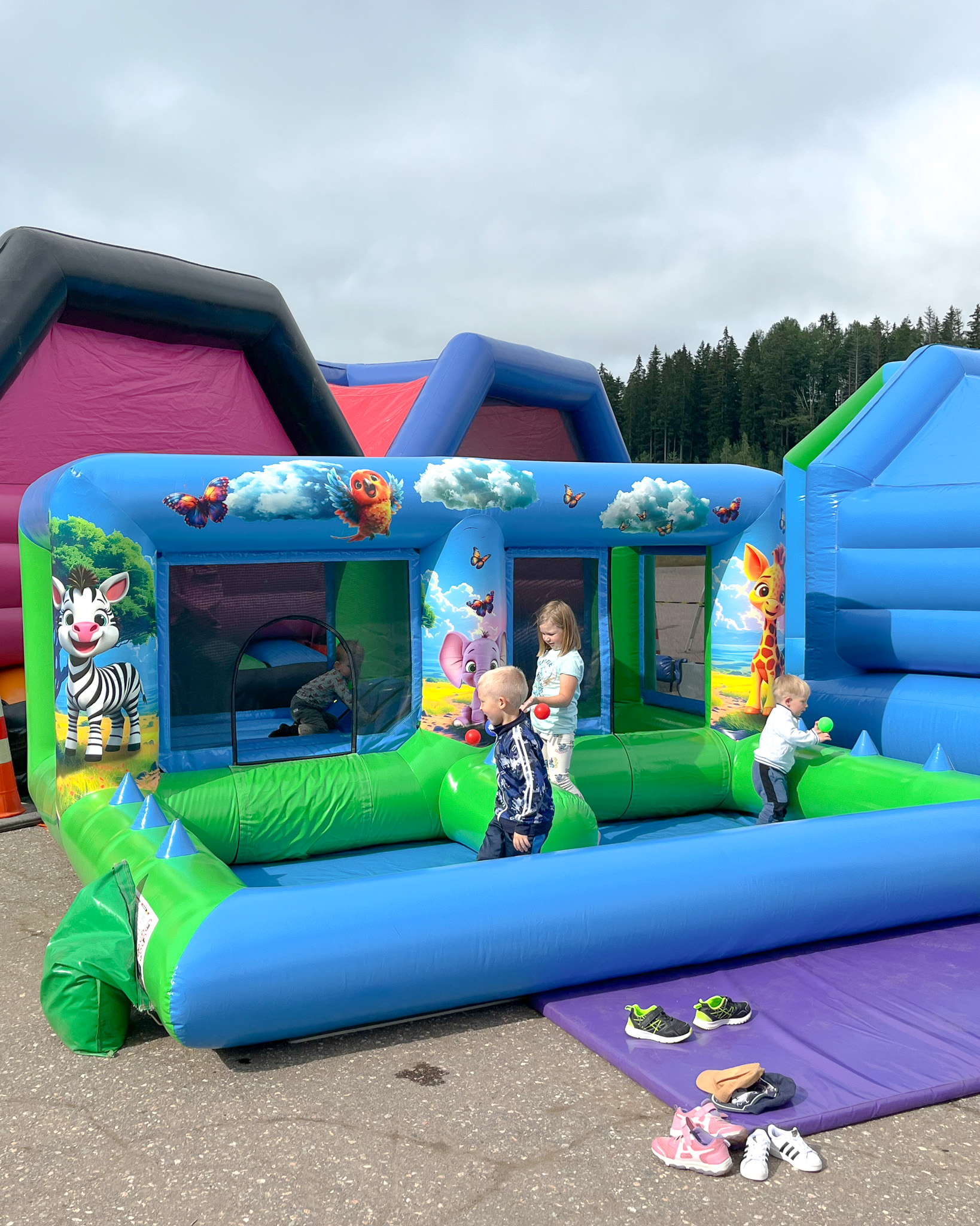 pomppulinna sisälle